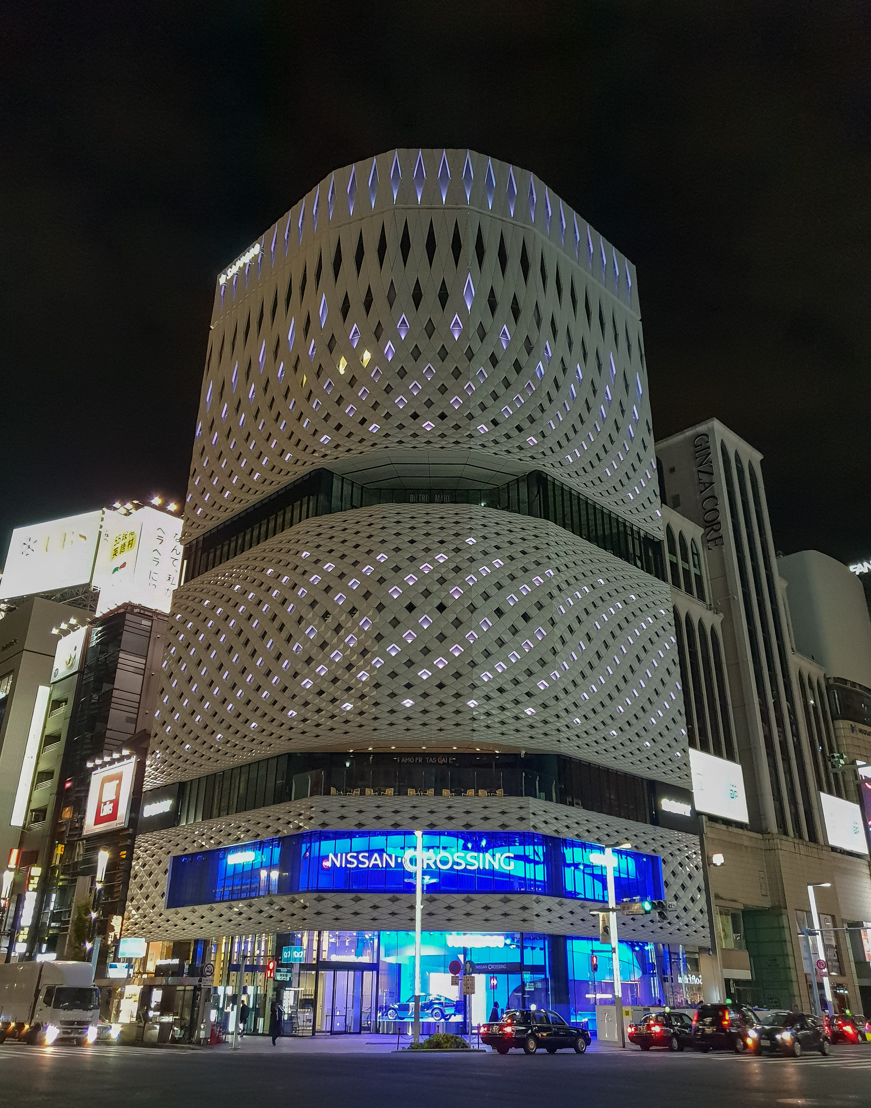 okauku-tokyo-nissan-building-crossing.jpg